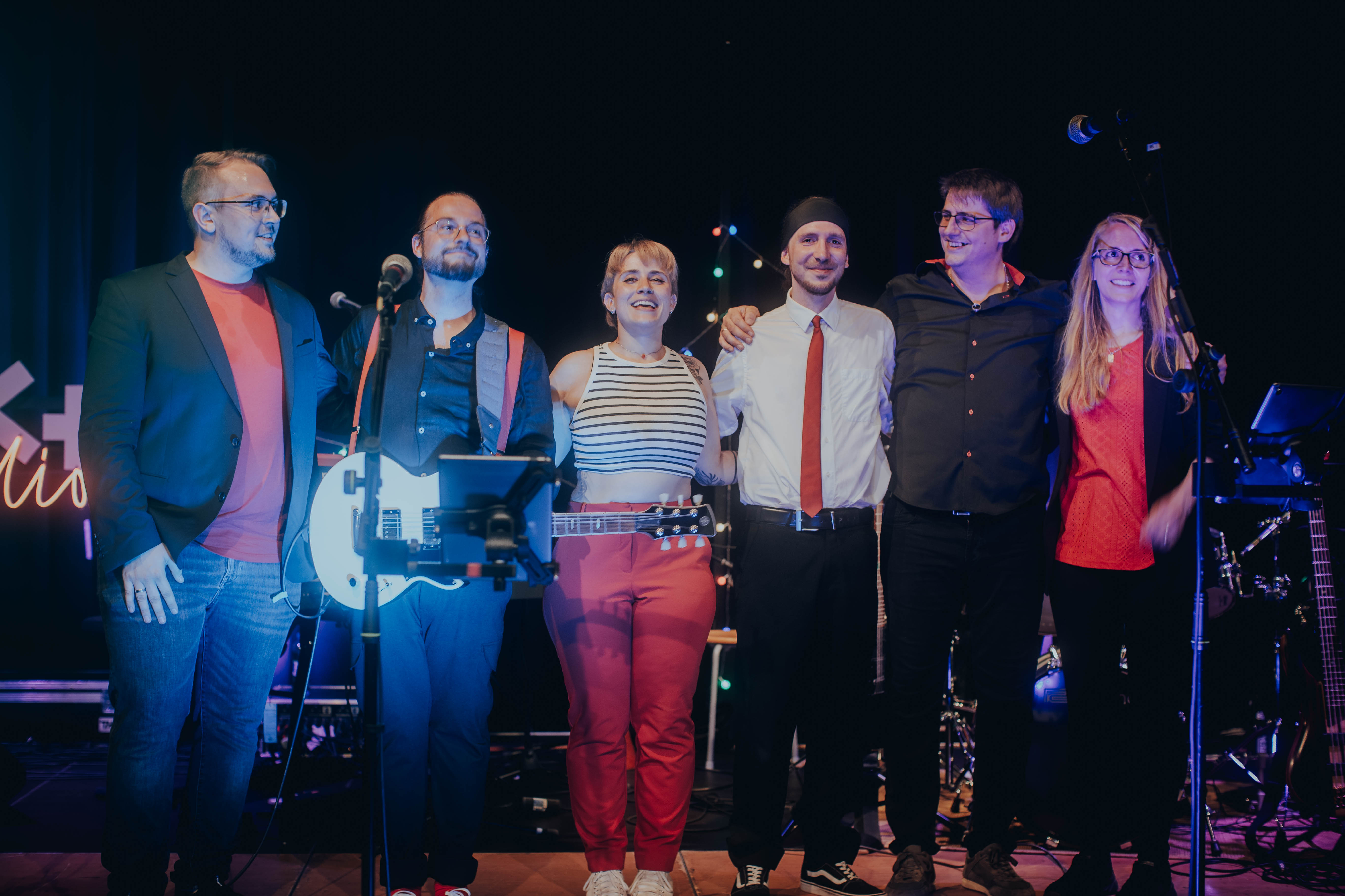 Checkin' Vibes Bandmitglieder auf der Bühne