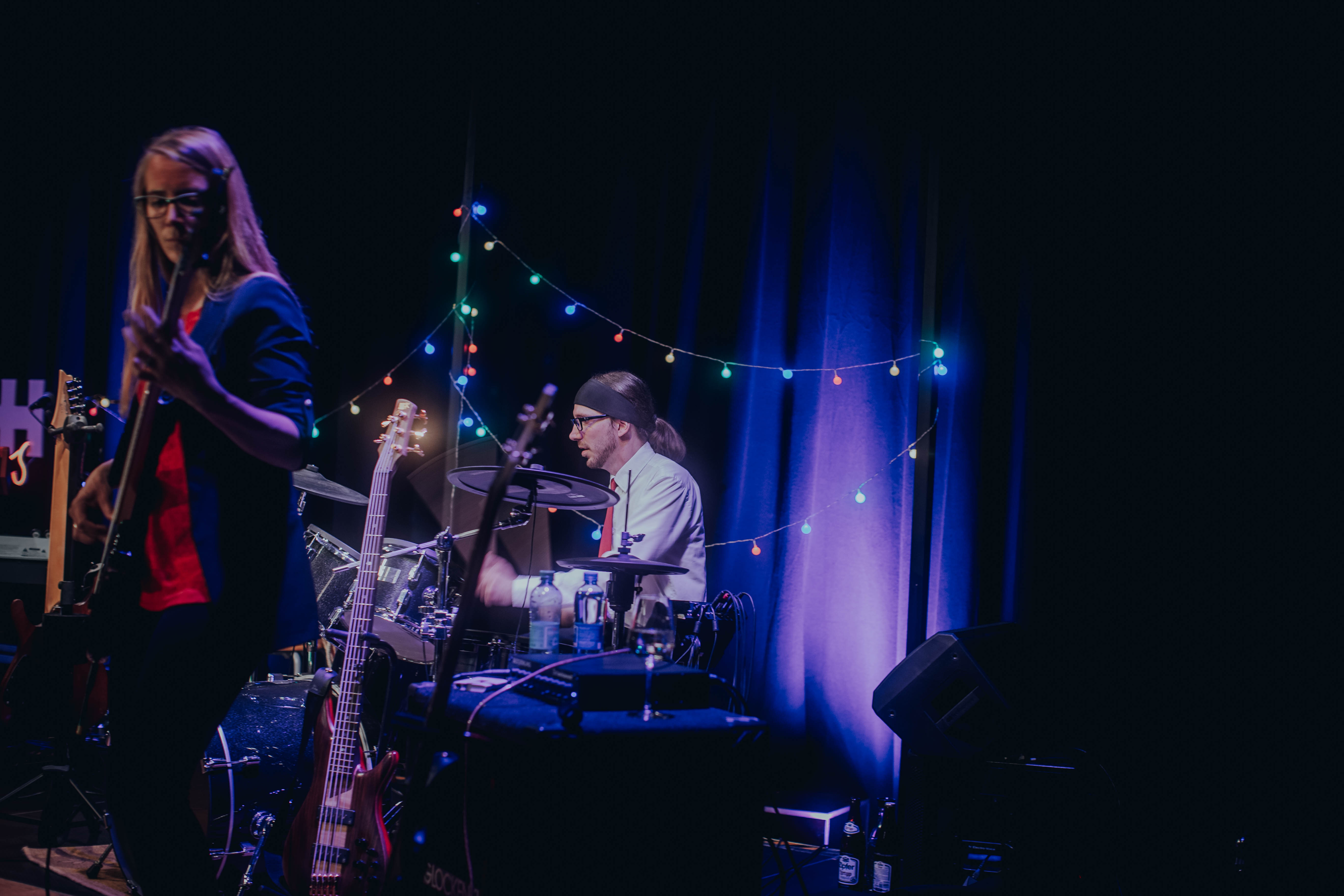 Checkin' Vibes Live auf der Bühne