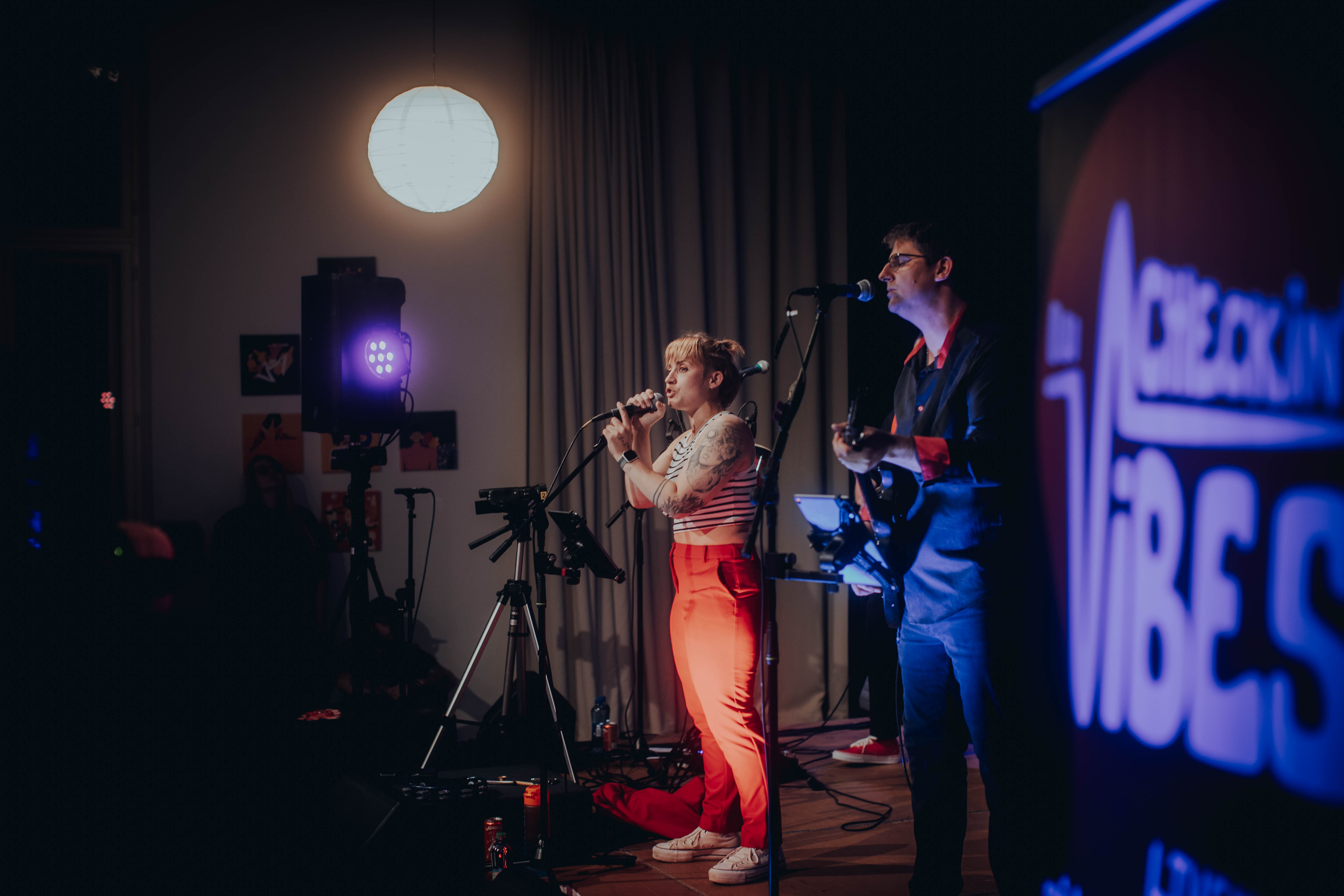 Checkin' Vibes Live auf der Bühne