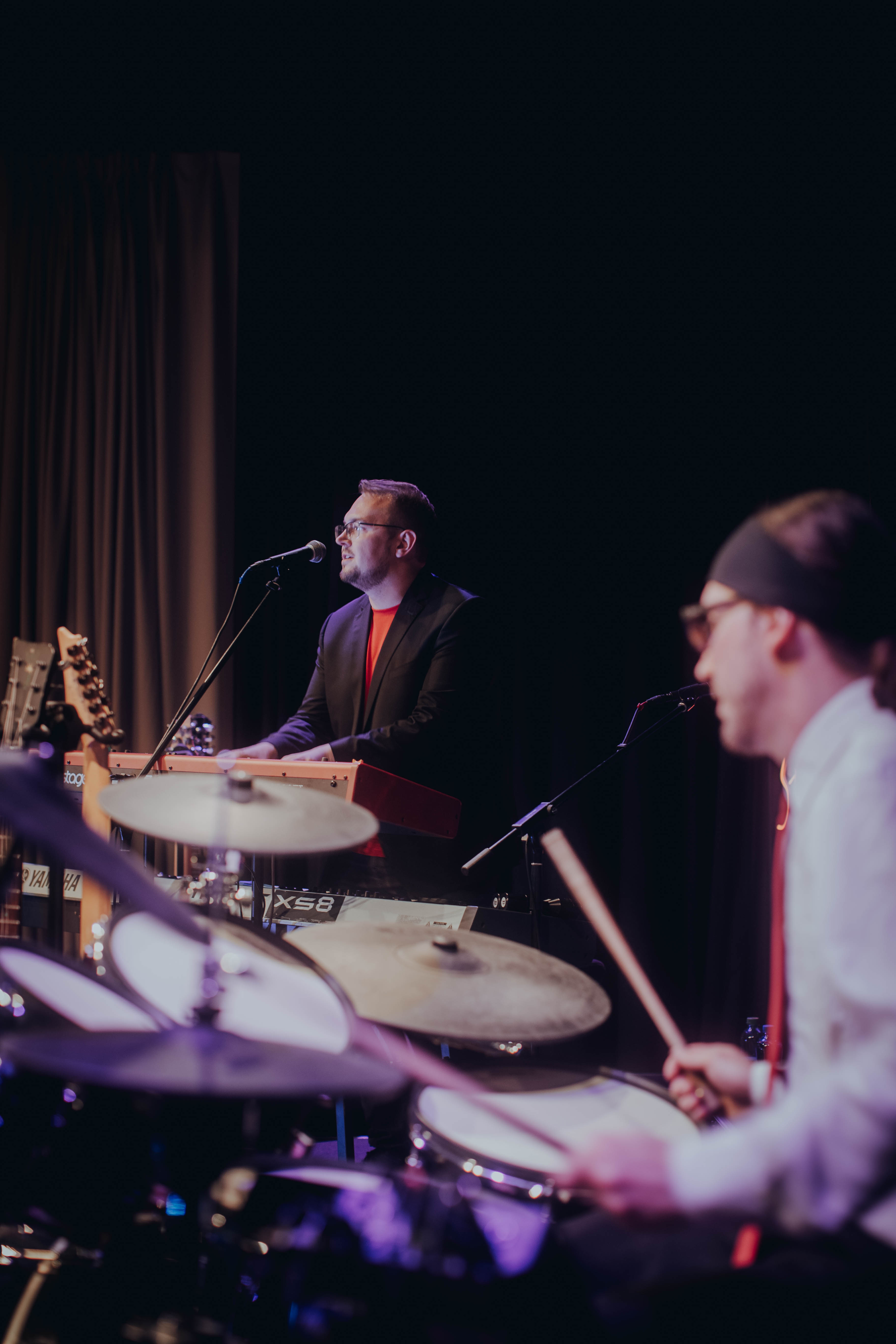 Checkin' Vibes Live auf der Bühne