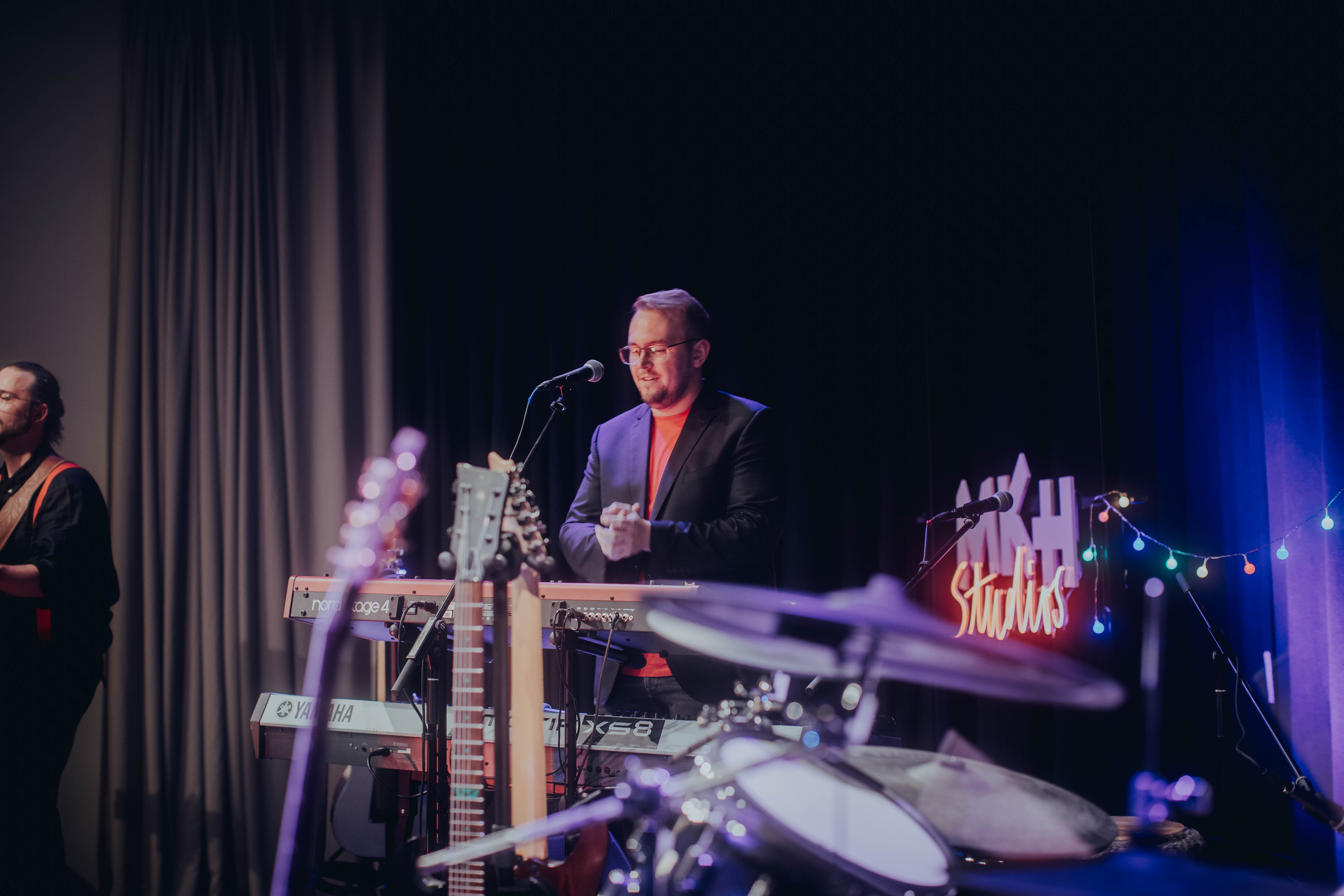 Checkin' Vibes Live auf der Bühne