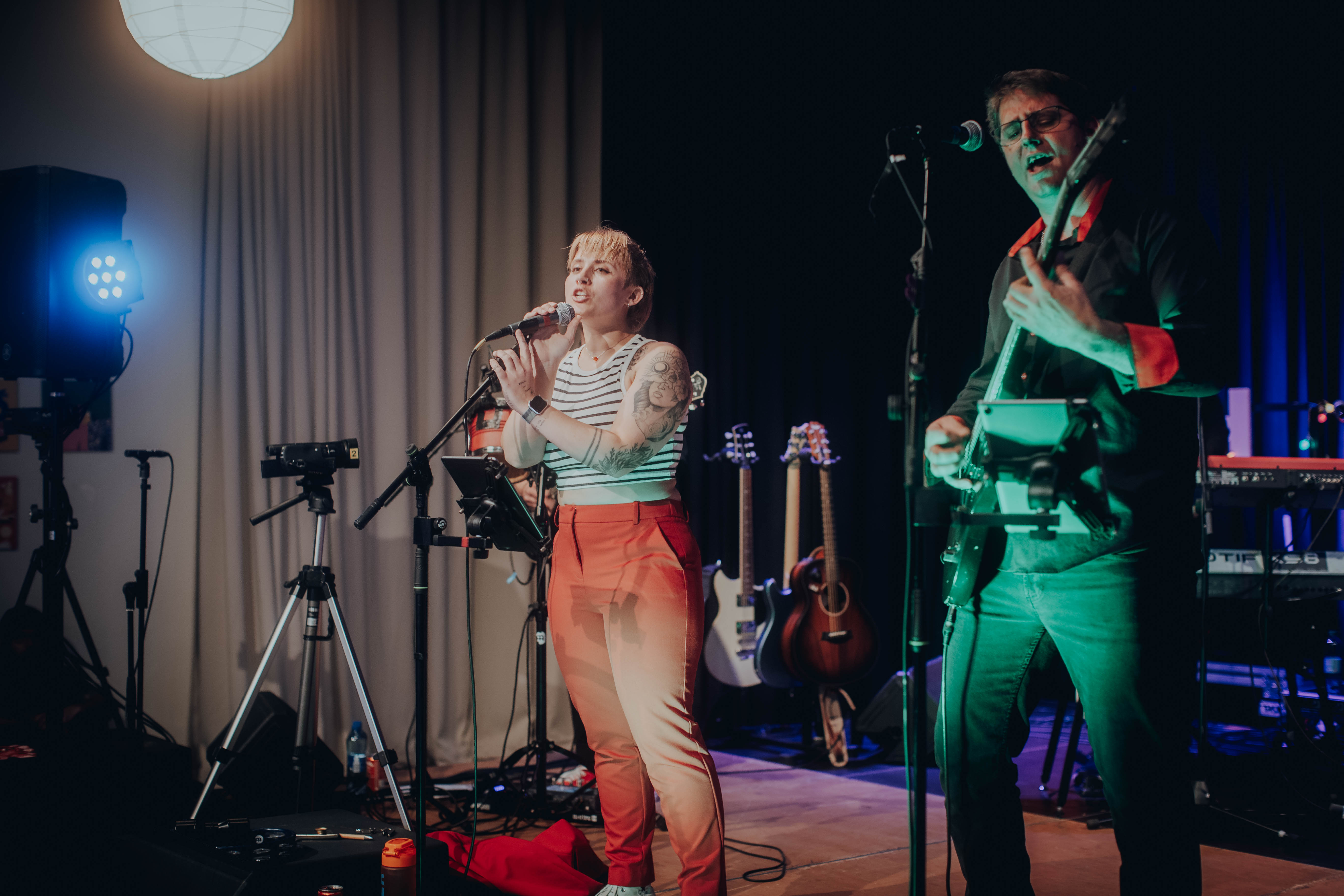 Checkin' Vibes Live auf der Bühne