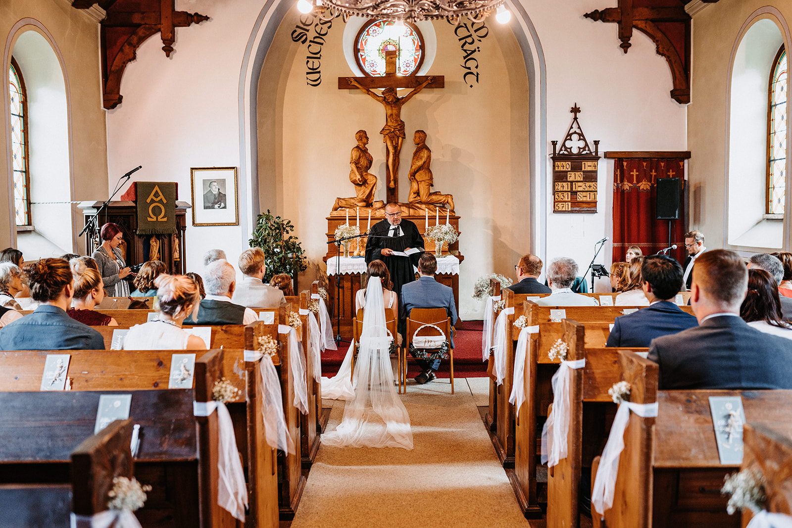 Hochzeitspaar am Abend mit Band